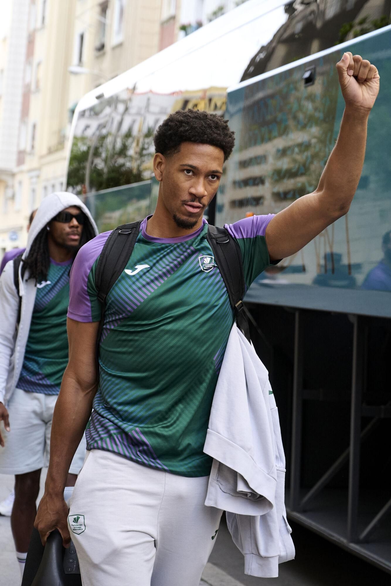 Llegada del Unicaja al Movistar Arena y calentamiento de los verdes