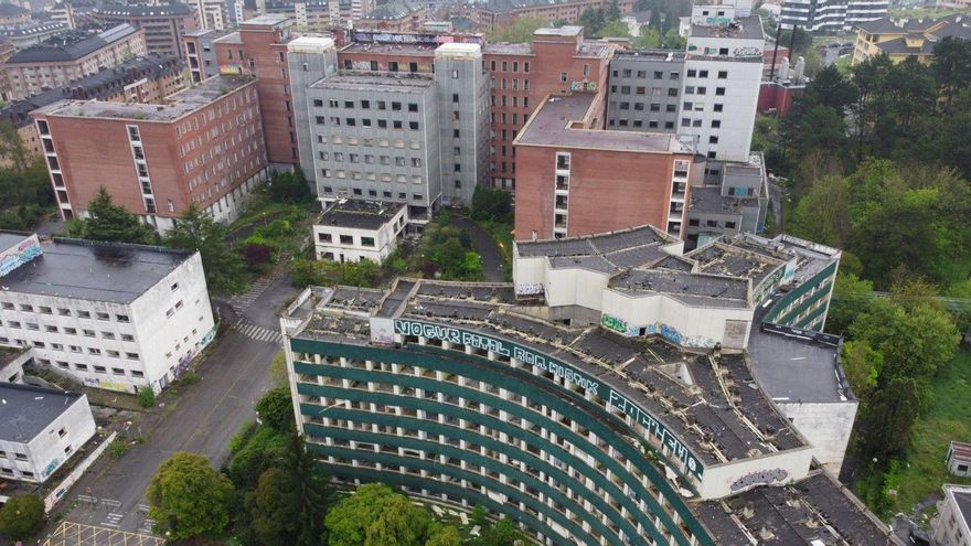 Vista aérea de la antigua Residencia, el edificio más grande del viejo HUCA y propiedad de la Tesorería General de la Seguridad Social, con Maternidad en primer término.  | MARIO CANTELI