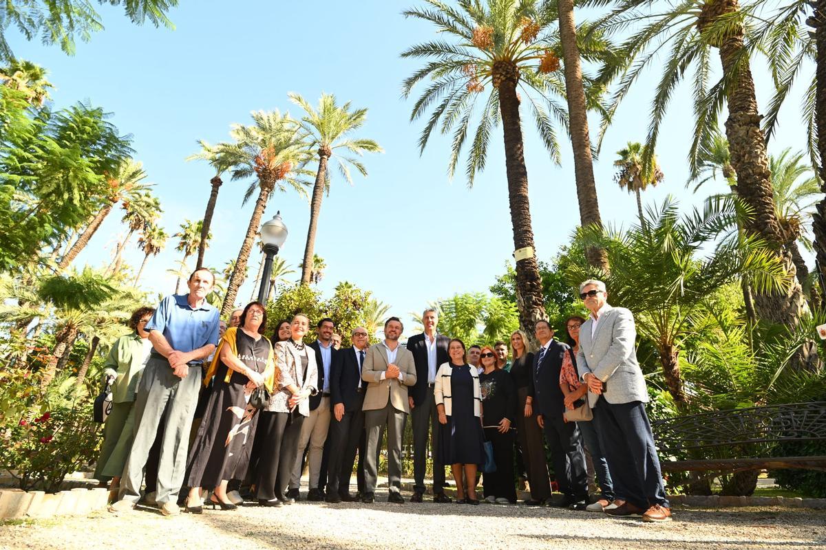 Albiol junto a Ruz con concejales del PP en el Parque Municipal de Elche este viernes.