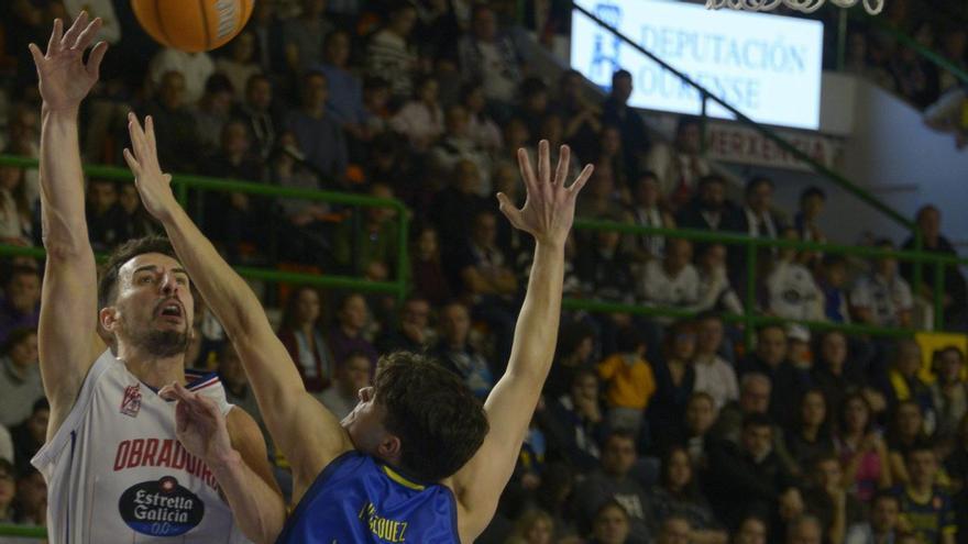 El obradoirista Leo Westermann trata de superar la defensa de Isaac Vázquez. |  Área 11