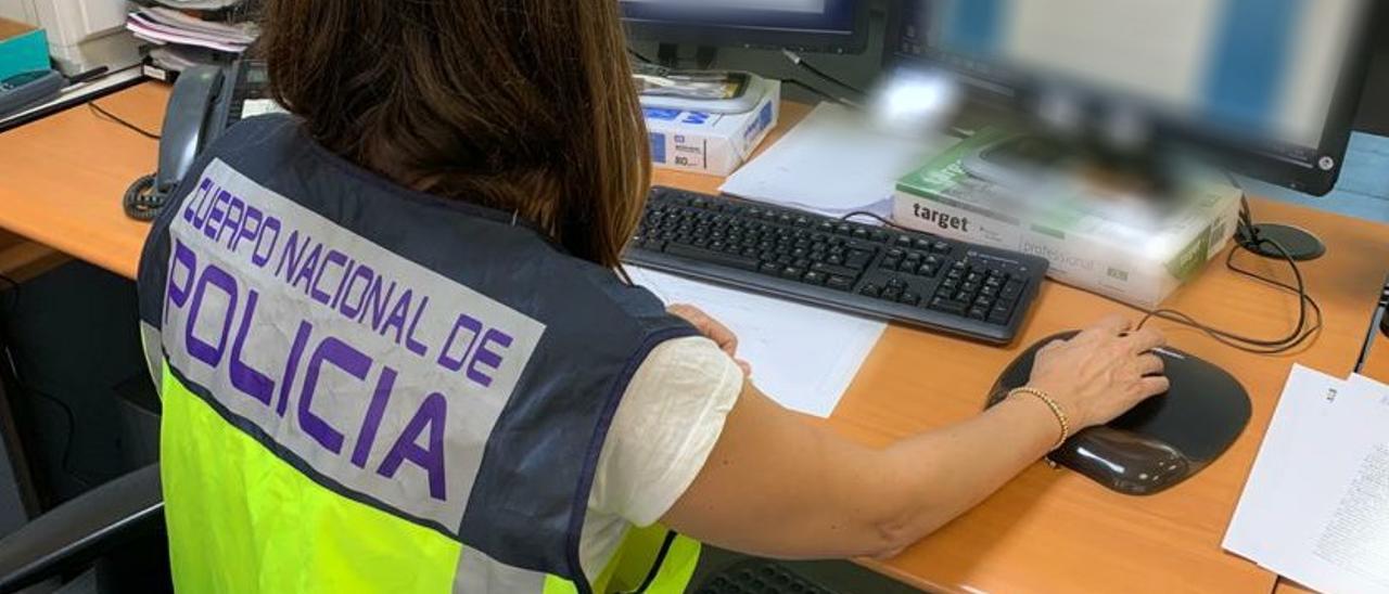 Los agentes investigan las transacciones realizadas en las cuentas de la detenida.