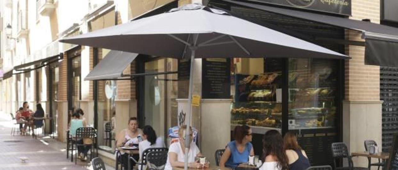 Tiendas de ropa y panaderías en la calle Major