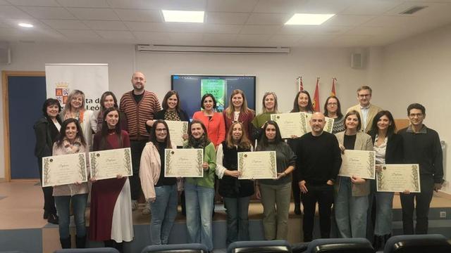 Los premiados, con sus diplomas en el CFIE de Zamora, junto a la directora provincial.