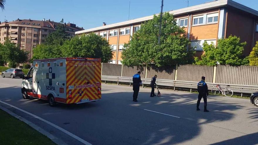 Agentes de la Policía Local en el lugar del accidente, con la bicicleta a la derecha, apoyada en una valla, mientras los sanitarios atendían al herido en el interior de la UVI móvil.