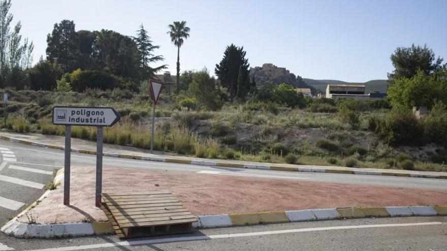 Cartel que indica el acceso al polígono, con el castillo al fondo. | PERALES IBORRA