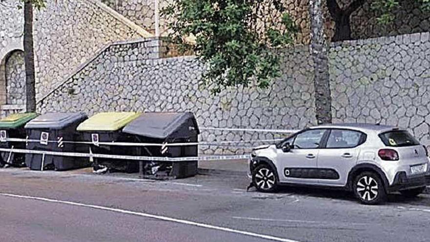 Los contenedores y el coche sufrieron grandes daños en el accidente.