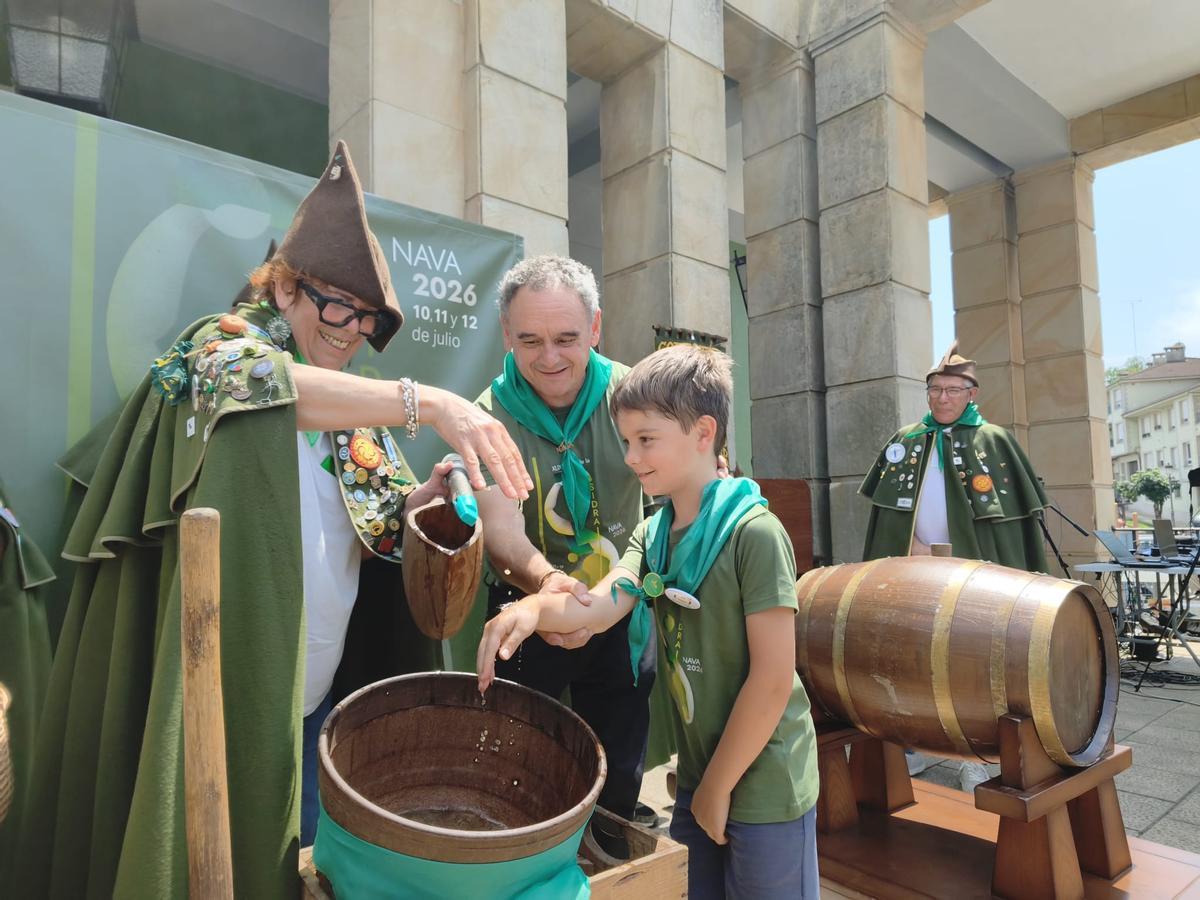 El bautismo sidrero de una veintena de bebés en el Festival de la Sidra de Nava, en imágenes