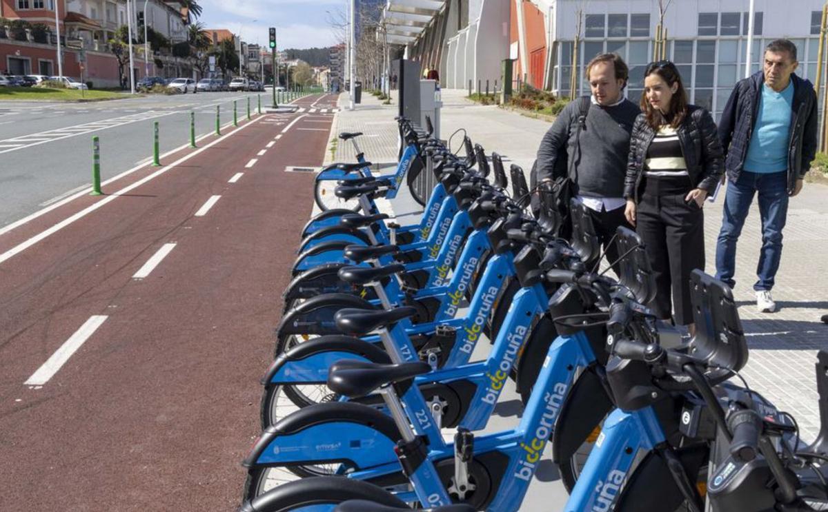 La alcaldesa y el edil de Urbanismo en el carril bici de La Habana.   | // L. O.