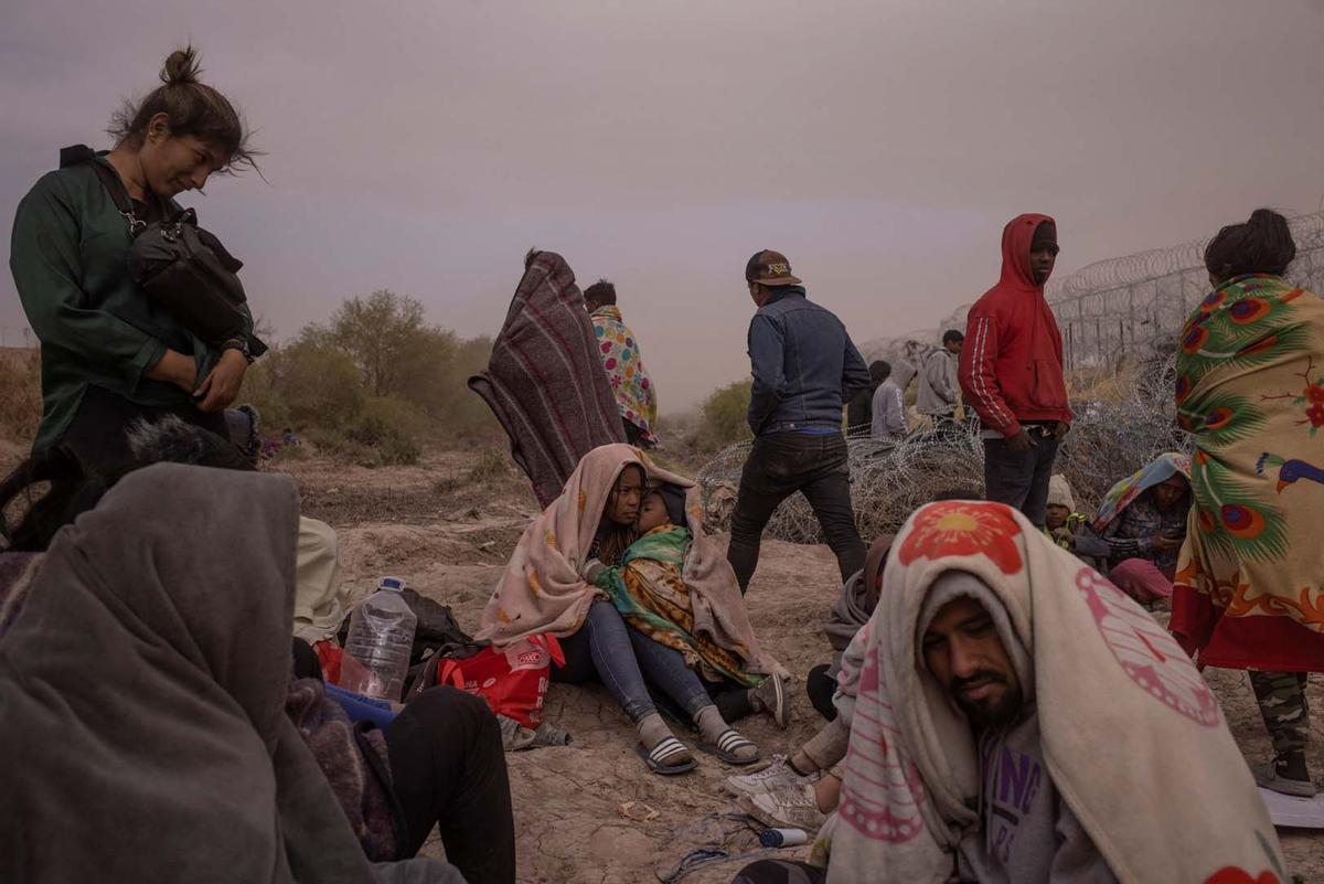 Migrantes acampan a lo largo de la orilla del río Grande mientras esperan entregarse a las autoridades de inmigración en El Paso, Texas, EE.UU