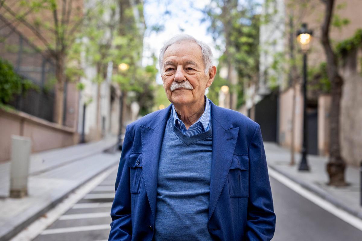 Barcelona 13/04/2026 Cultura Eduardo Mendoza,que publica su nueva novela,'La intriga del funeral inconveniente',en Barcelona. AUTOR: JORDI OTIX