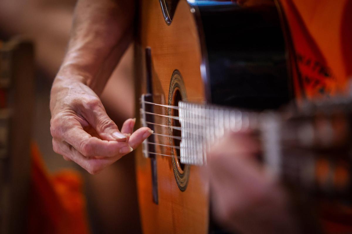 Un guitarrista flamenco durante un curso formativo del Festival de la Guitarra en Córdoba, en una imagen de archivo.
