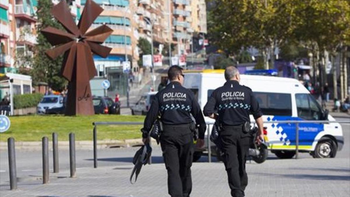 Una patrulla de la policía municipal, ayer, en Badalona.