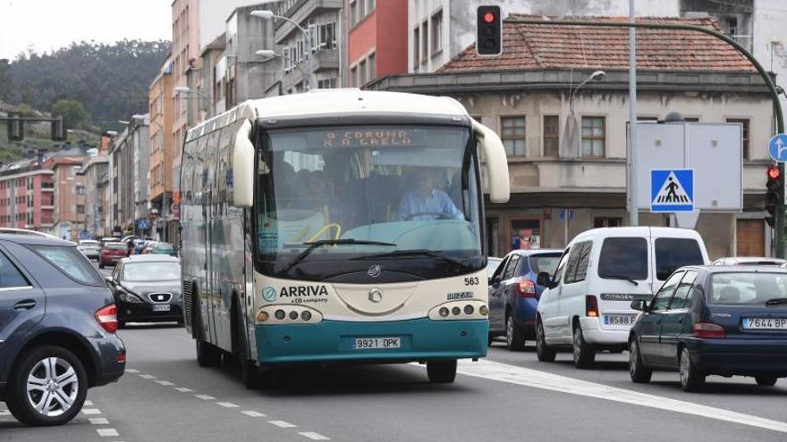 Un autobús interurbano circula por Arteixo.