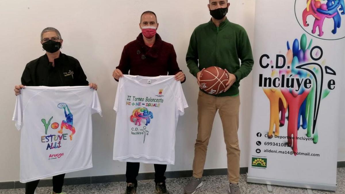 Nidelia Rodríguez, José María González y Pedro Ferrera en la presentación del torneo, con su camiseta conmemorativa . | | LP/DLP