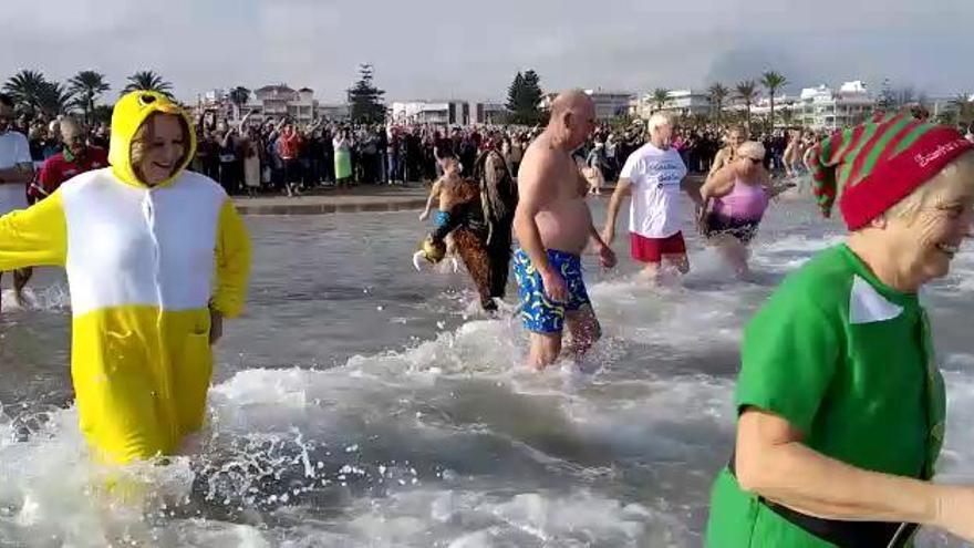 Baño solidario de Año Nuevo en la playa del Arenal de Xàbia - Levante-EMV