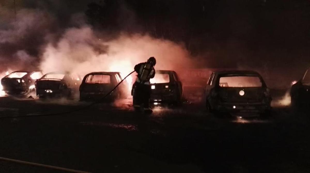 Un fuego calcina 26 coches en Jinámar Un fuego calcina 26 coches en Jinámar
