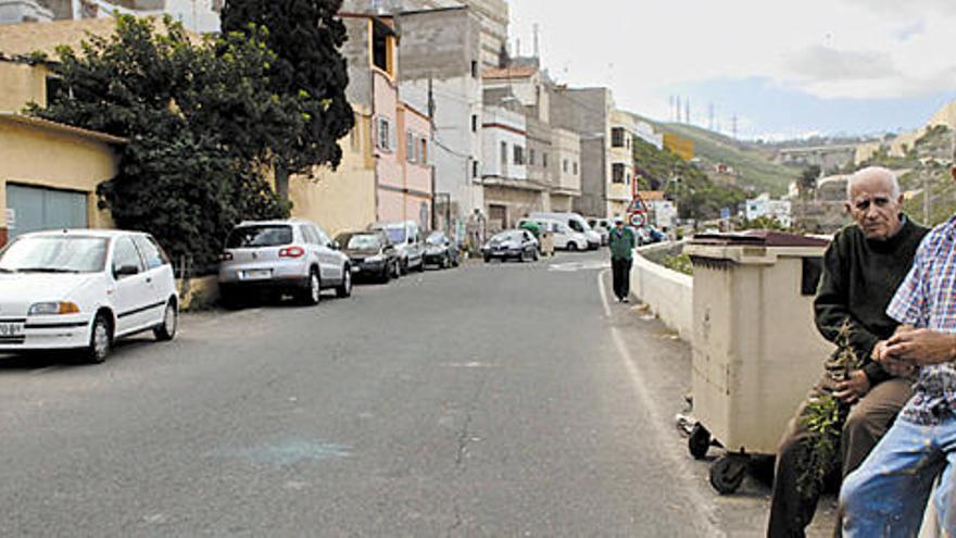 A la izquierda, Salvador y Antonio, en la estrecha cuneta de la carretera. Al lado, vista del puente, que ha sido apuntalado porque amenaza ruina.   ANDRÉS CRUZ