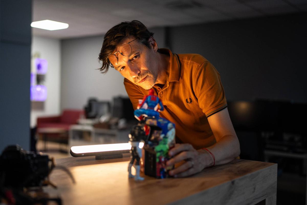 Barcelona. David Cubero, especializado en toy photography, posa con una figura de Spiderman durante un reportaje sobre su trabajo recreando escenas de vacaciones con personajes de ficción y superhéroes. 27 de julio de 2026. Cultura. AUTOR: ZOWY VOETEN