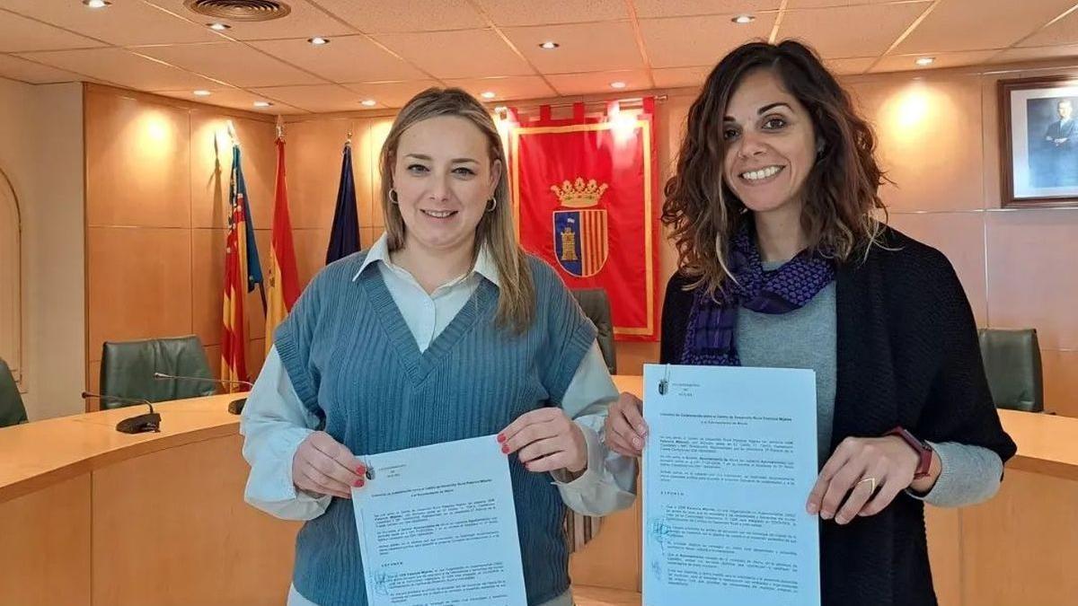 La alcaldesa, Rocío Ibáñez, con una de las representantes del CDR Palancia Mijares.