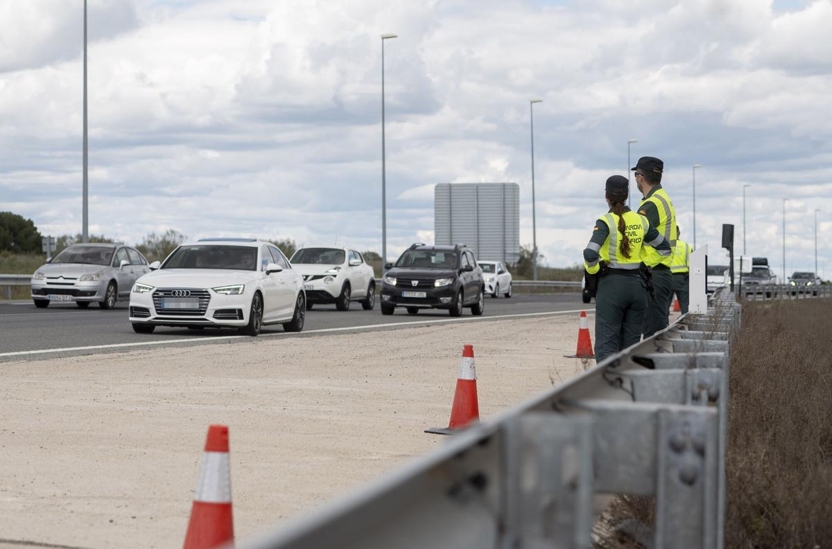 Dos agentes de la Guardia Civil en un control de tráfico de la Guardia Civil.