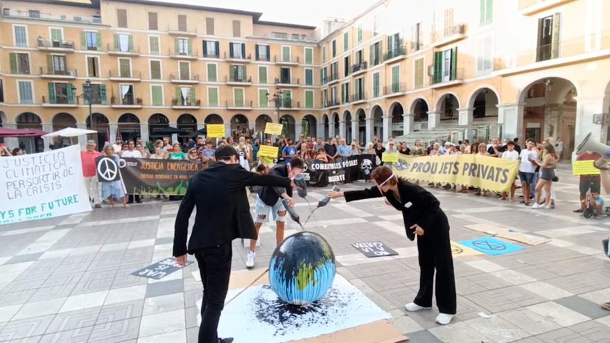 Activistas ambientales protestan contra la masificación turística en Mallorca: &quot;¡Que no cambie el clima, que cambie Aena!&quot;