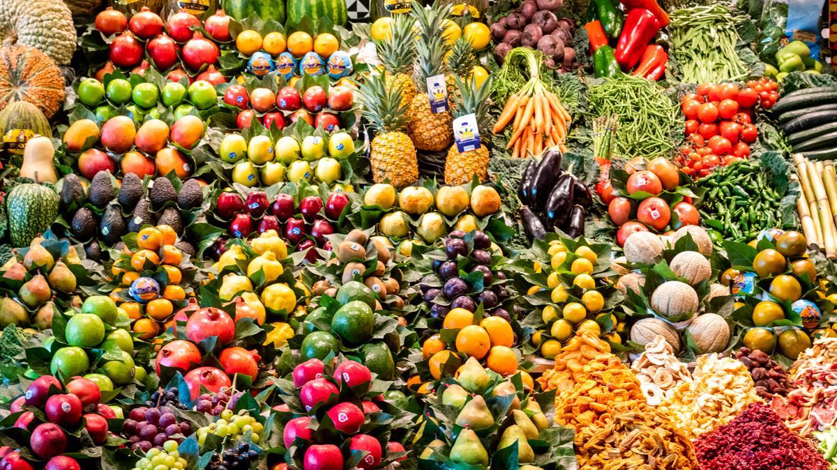 Parada de frutas y verduras en el mercado de la Boqueria