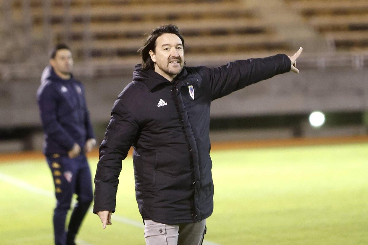Secho Martínez, en la banda del estadio de San Lázaro.