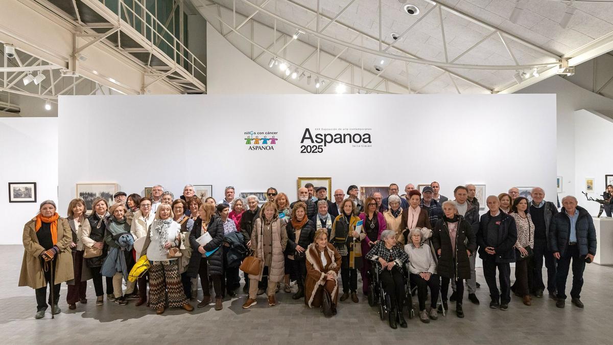 Foto de familia con muchos de los artistas que han participado en la exposición, este jueves en el Pablo Serrano.