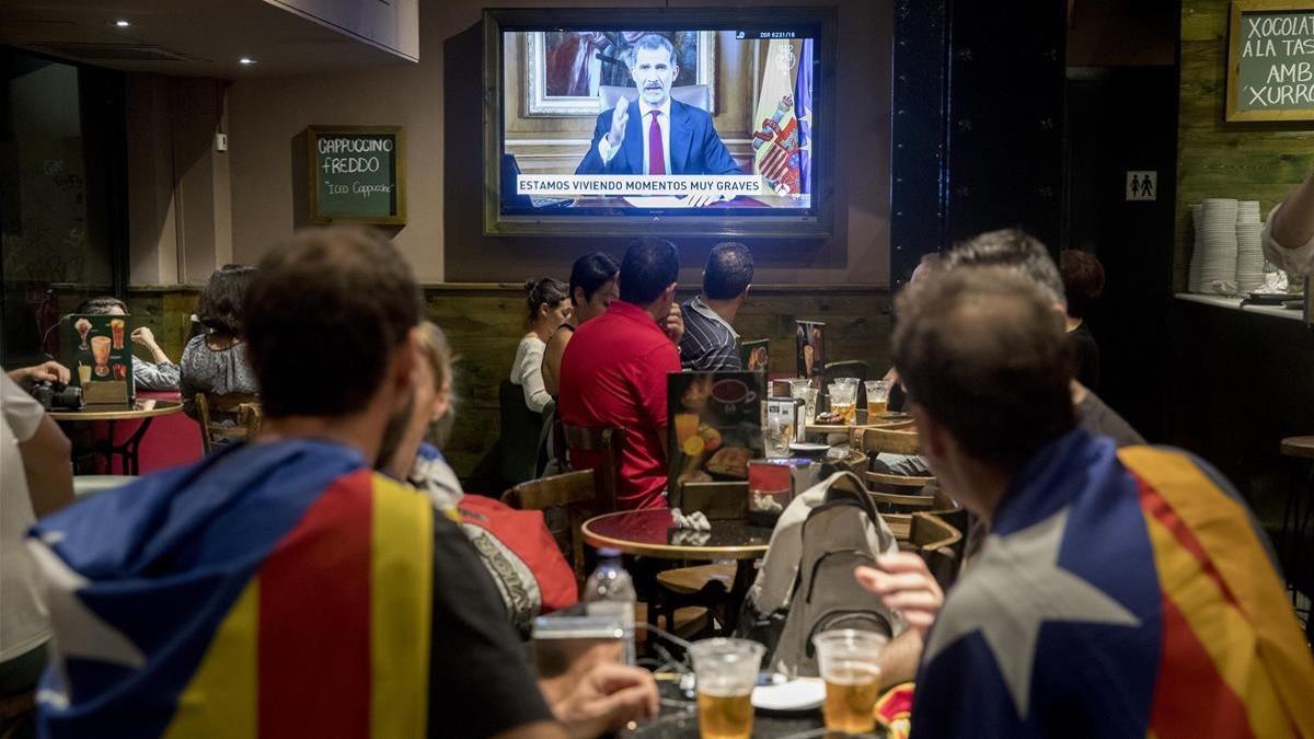 Discurso televisado del Rey Felipe VI en un bar de Via Laietana.