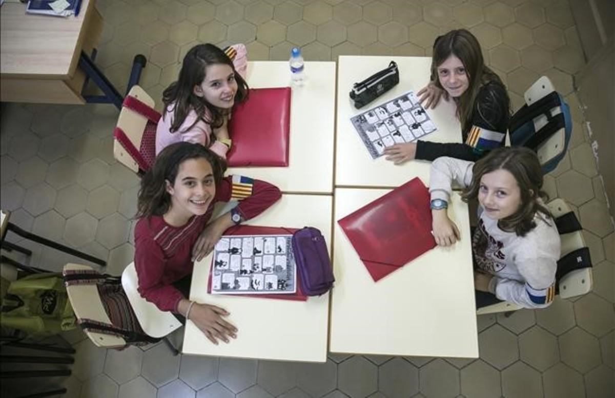 Jana, Neus, Olatz y Laia, alumnas de la Escola del Mar, hacen los deberes en la hora de trabajo personal que tienen en el colegio.