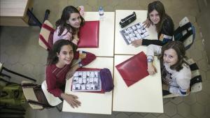 Jana, Neus, Olatz y Laia, alumnas de la Escola del Mar, hacen los deberes en la hora de trabajo personal que tienen en el colegio.