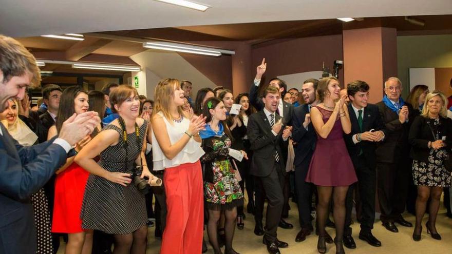 Colegiales del América, ayer, en plena celebración.