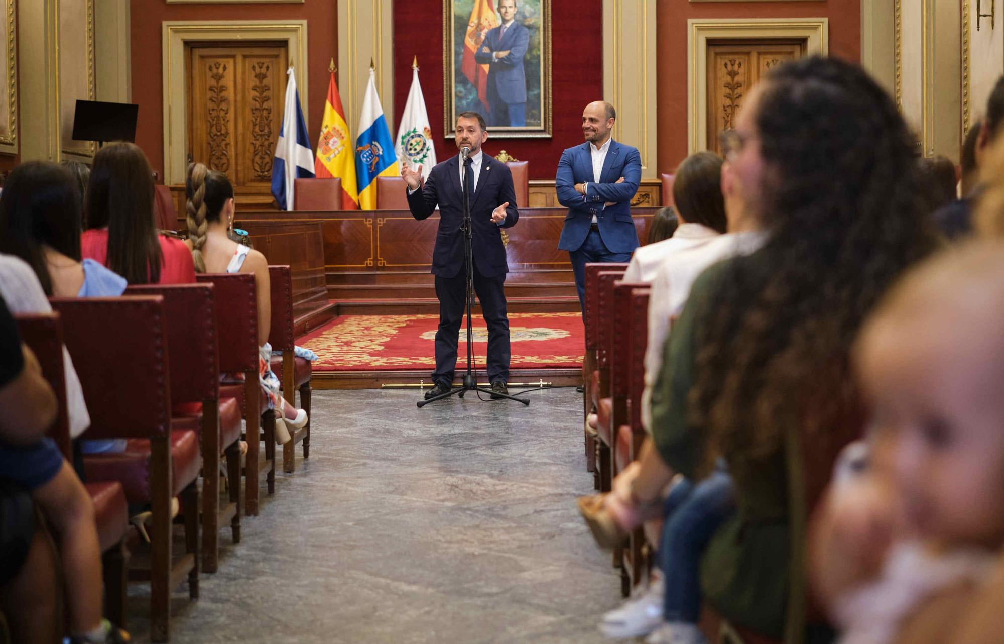 El alcalde recibe a las candidatas y candidatas a reina y romeros de las Fiestas de Mayo