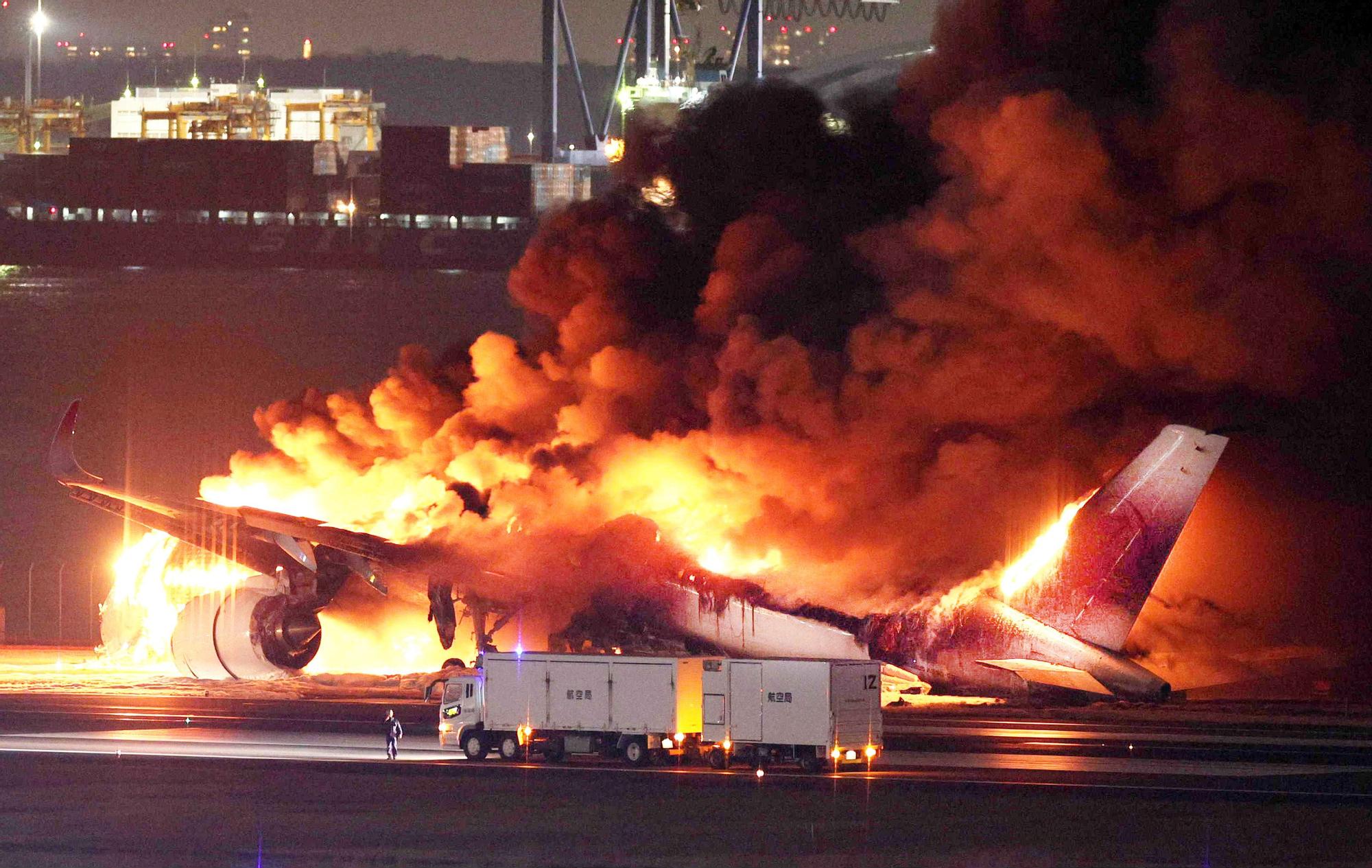 Evacuados los 379 pasajeros pasajeros y tripulantes del avión incendiado en Tokio