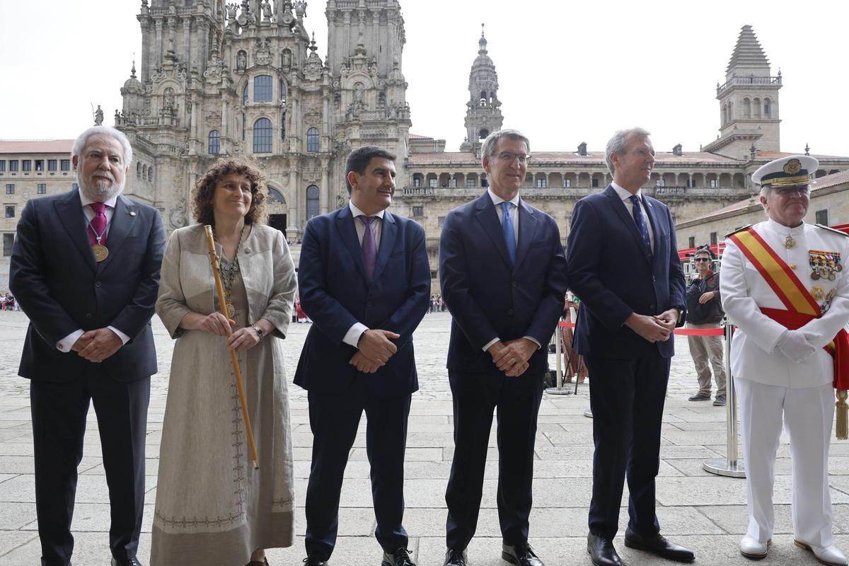 La alcaldesa de Santiago no asistió a la Ofrenda pero saludó a las autoridades en la Praza do Obradoiro La alcaldesa de Santiago no asistió a la Ofrenda pero saludó a las autoridades en la Praza do Obradoiro