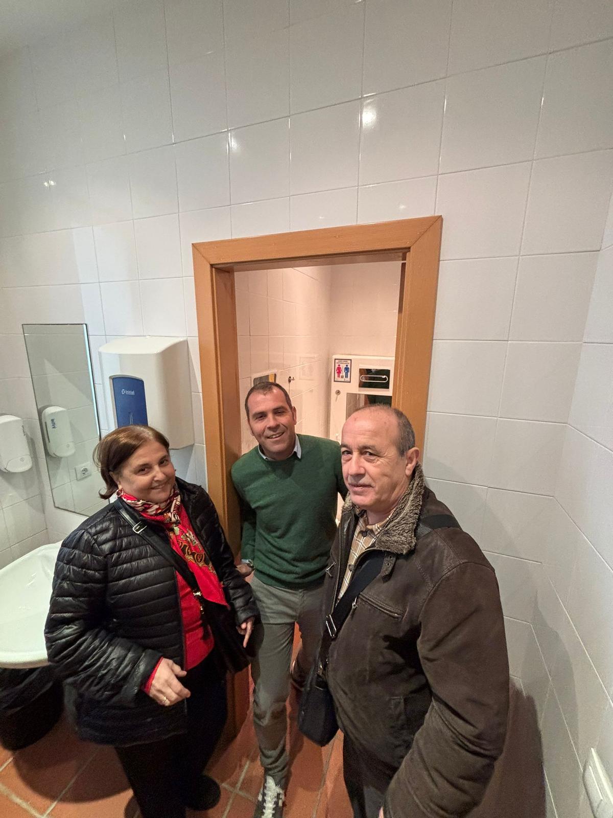 Marta Méndez, usuaria e impulsora del proyecto, José Manuel González Castro alcalde del municipio y Eugenio Tubío, vicepresidente de AOPA