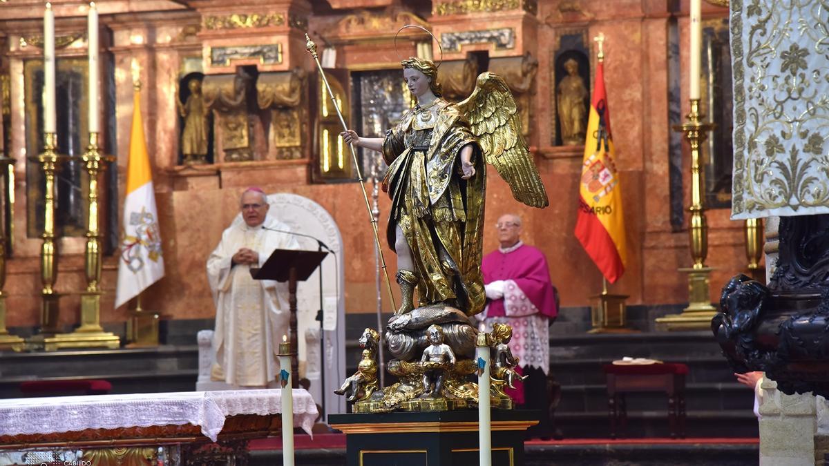 El obispo de Córdoba, Demetrio Fernández, oficia misa en la Mezquita-Catedral, en una imagen de archivo.