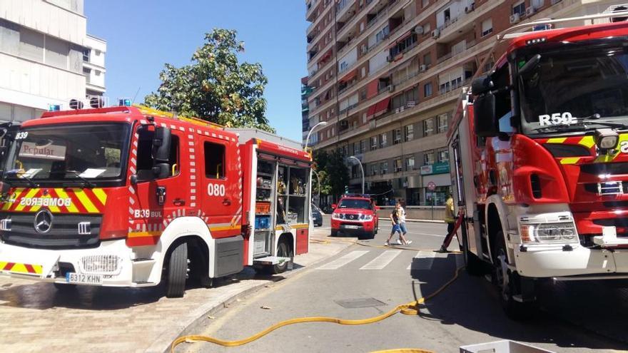 Los camiones de bomberos estacionados en la puerta del aparcamiento.