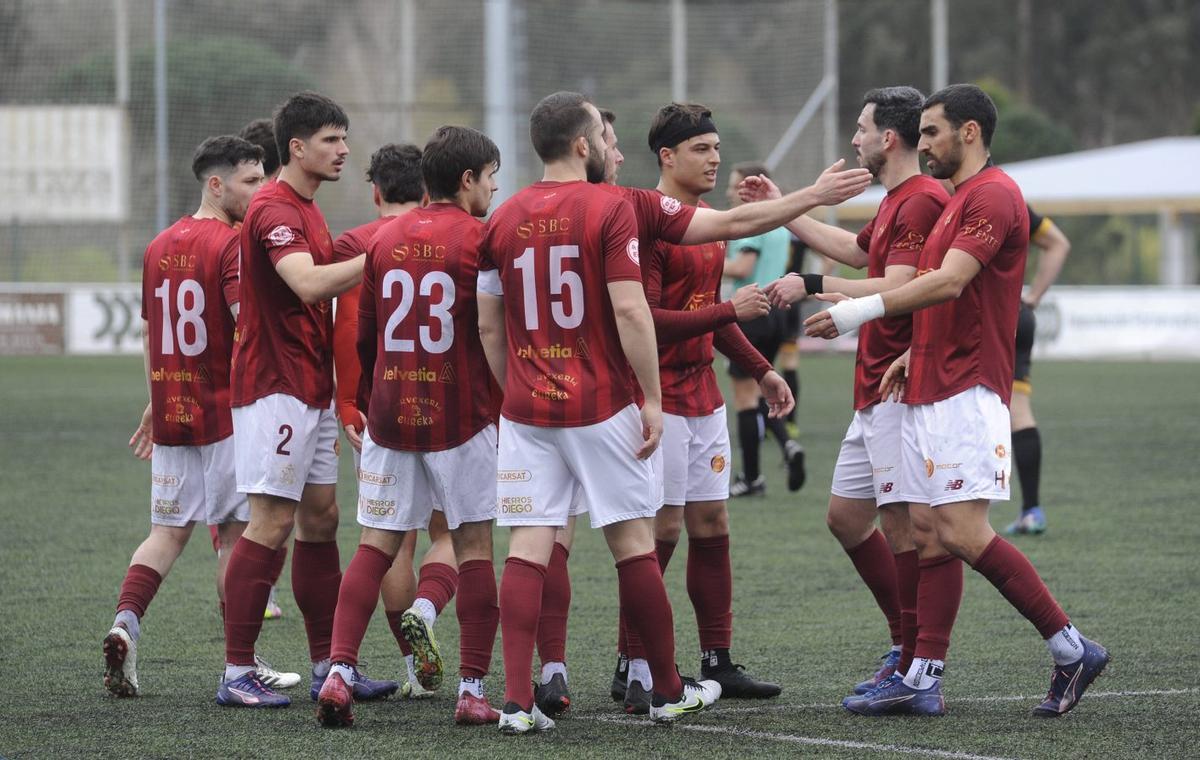 Los jugadores del Estradense celebran un tanto en el Novo Municipal. | BERNABÉ