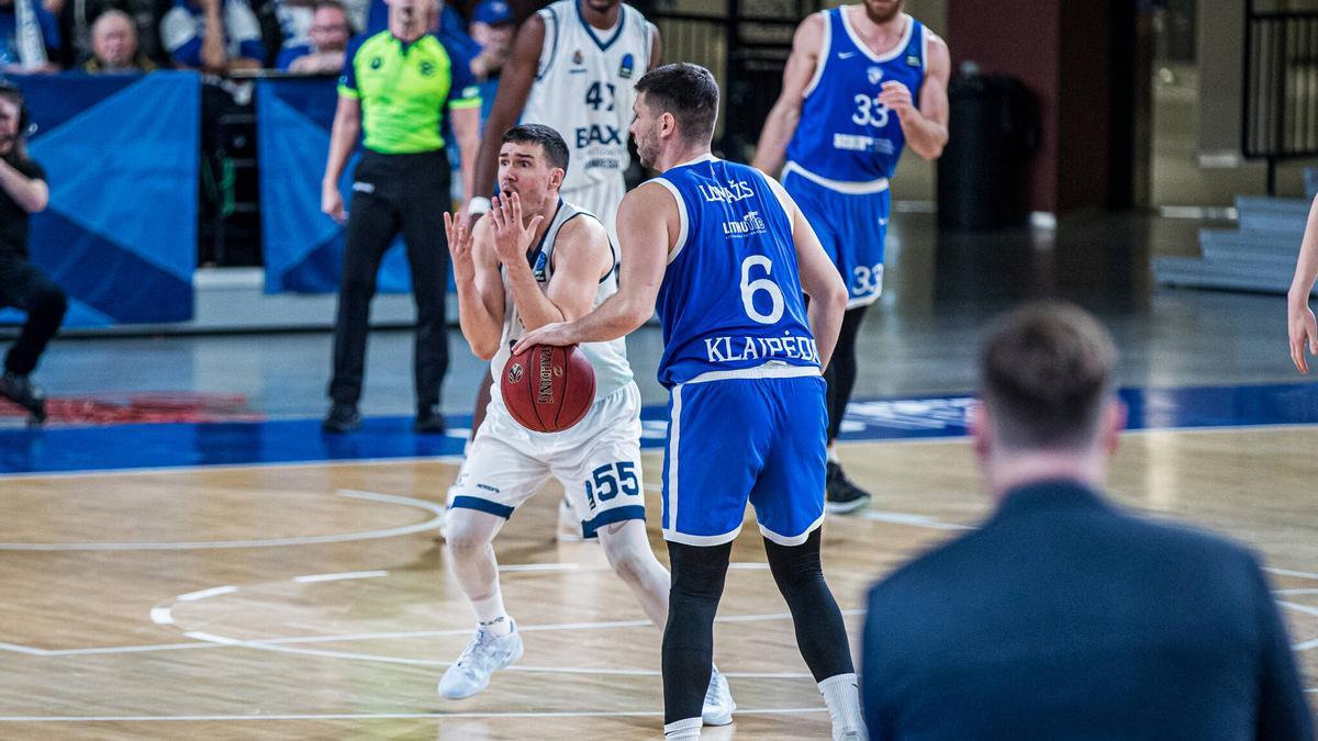 Dani Pérez es queixa d'una decisió arbitral durant el partit contra el Neptunas Klaipeda