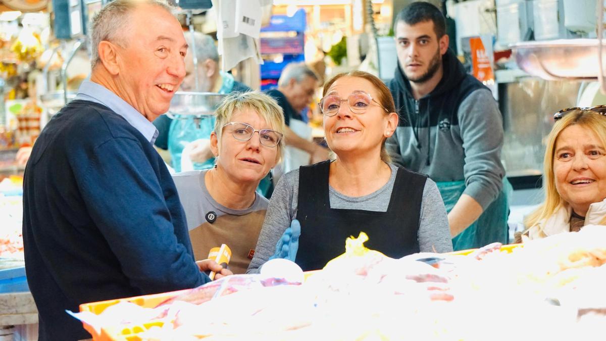La acción está enmarcada en una recogida de firmas para la campaña Que No Te Tiren