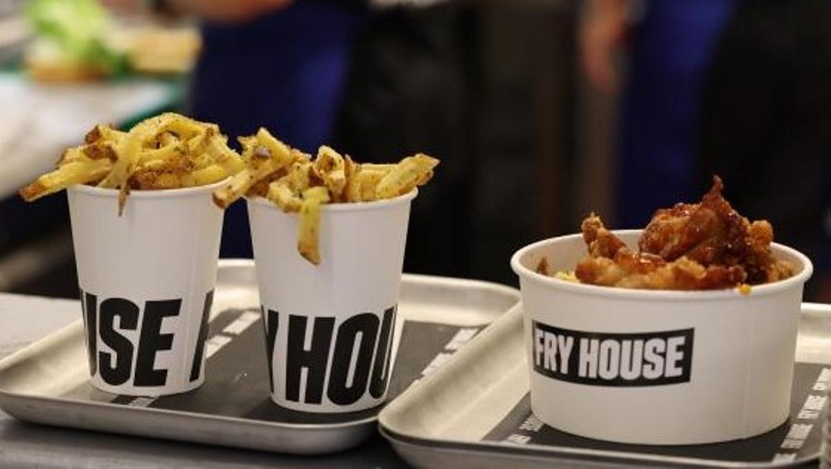 Patatas fritas con alga 'nori' y alitas de pollo de Fry House.