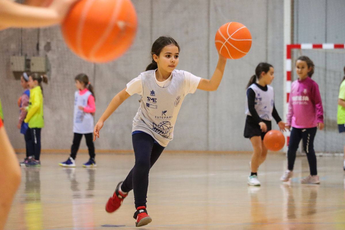 Jornada de hermanamiento entre las chicas del Villarreal y las del Vila-real Bàsquet