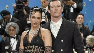 ¿Quién es Callum Turner, la pareja con la que se ha comprometido la cantante Dua Lipa?