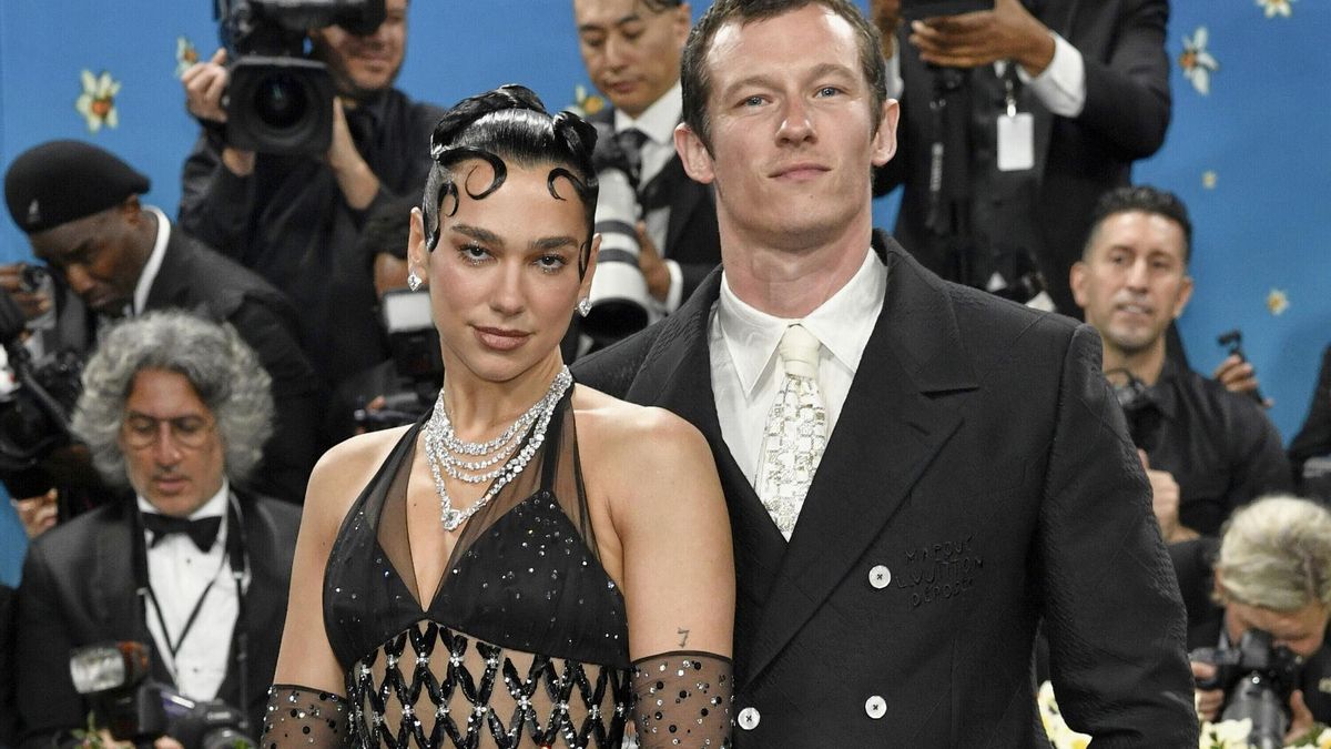 Dua Lipa y Callum Turner se comprometen