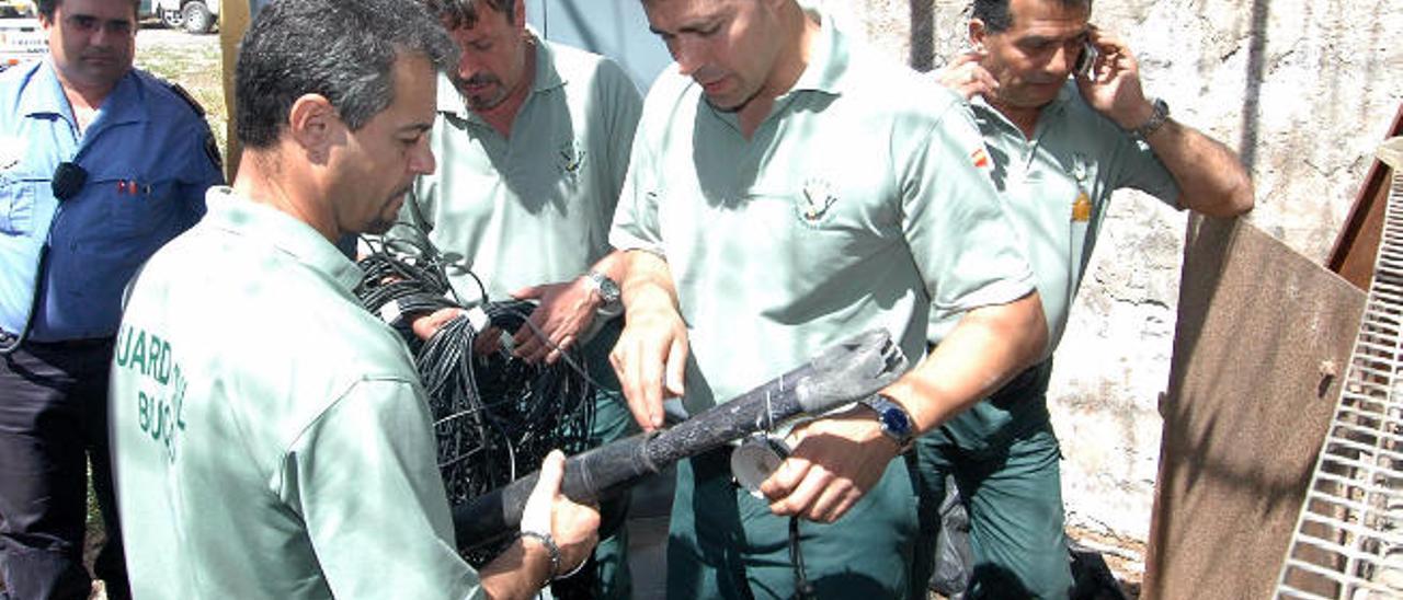 Agentes de la Guardia Civil durante la búsqueda de Yéremi con cámara subacuática en 2010.