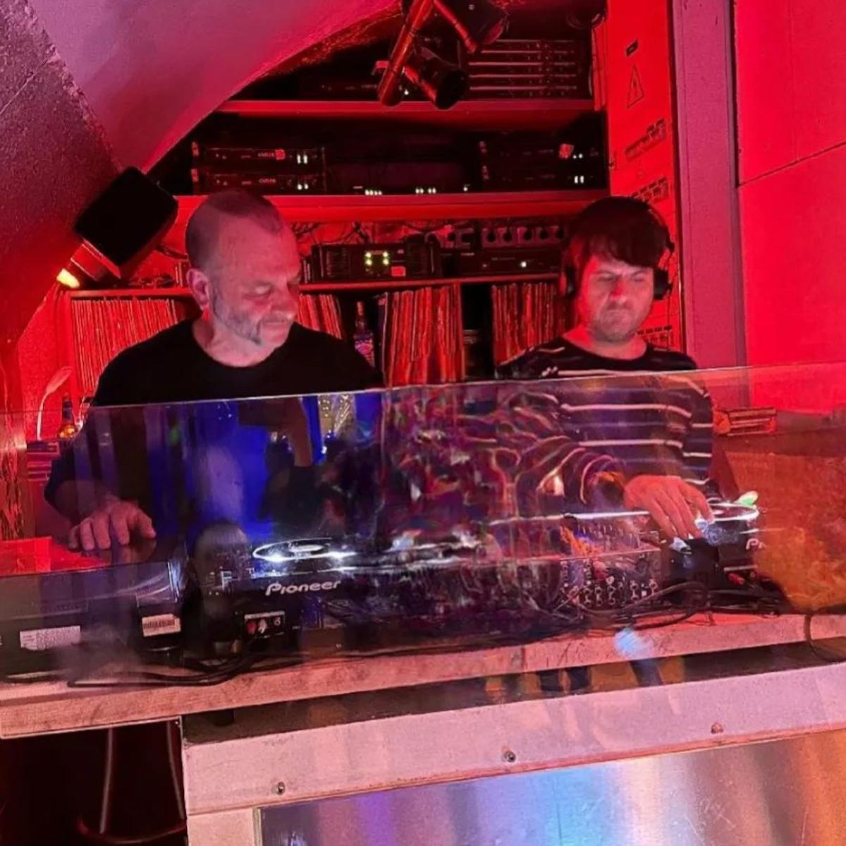 Dos pinchadiscos en el Karma.