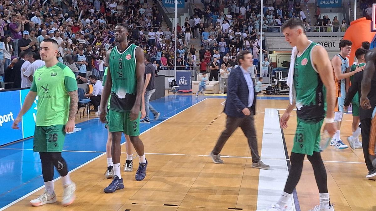Fotogalería | Tristeza al final del partido entre el Cáceres y el Palmer Fotogalería | Tristeza al final del partido entre el Cáceres y el Palmer