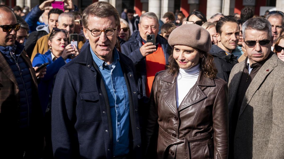 Alberto Núñez Feijóo e Isabel Díaz Ayuso, en el mercadillo navideño en la Plaza Mayor de Madrid.