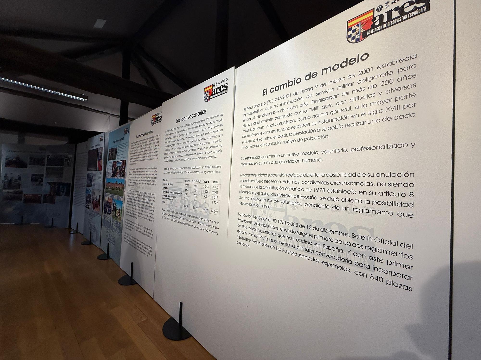 Así fue la inauguración de la exposición fotográfica de ARES en Villaviciosa